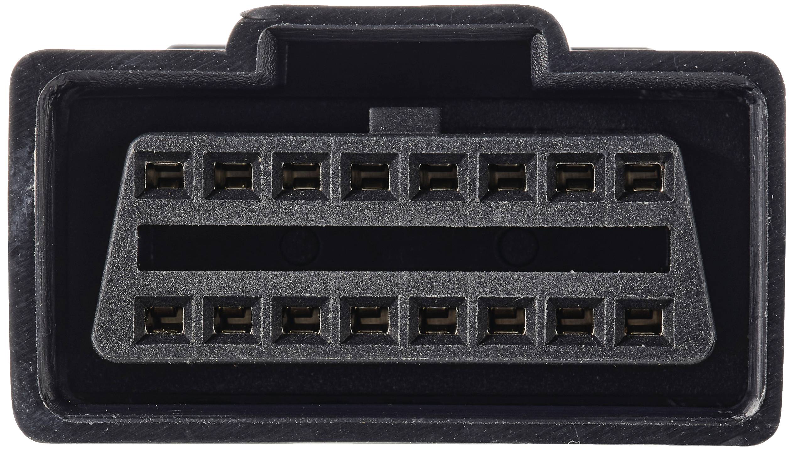 Zbliżenie wtyczki OBD-II z szesnastoma stykami. Wtyczka ma kształt trapezowy i jest stosowana w systemach diagnostycznych pojazdów.