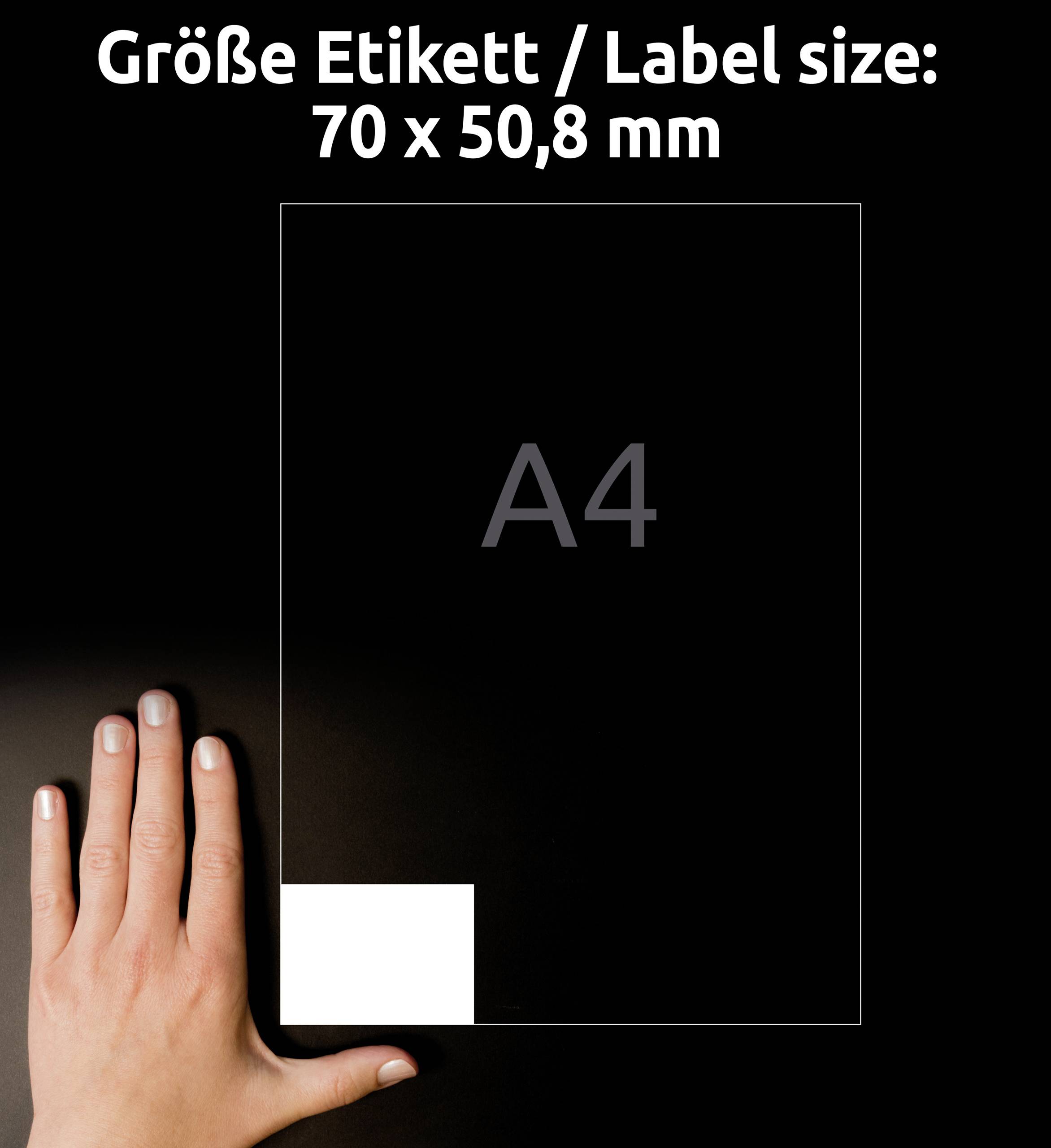 Ręka wskazuje na etykietę o wymiarach 70 x 50,8 mm na kartce formatu A4.