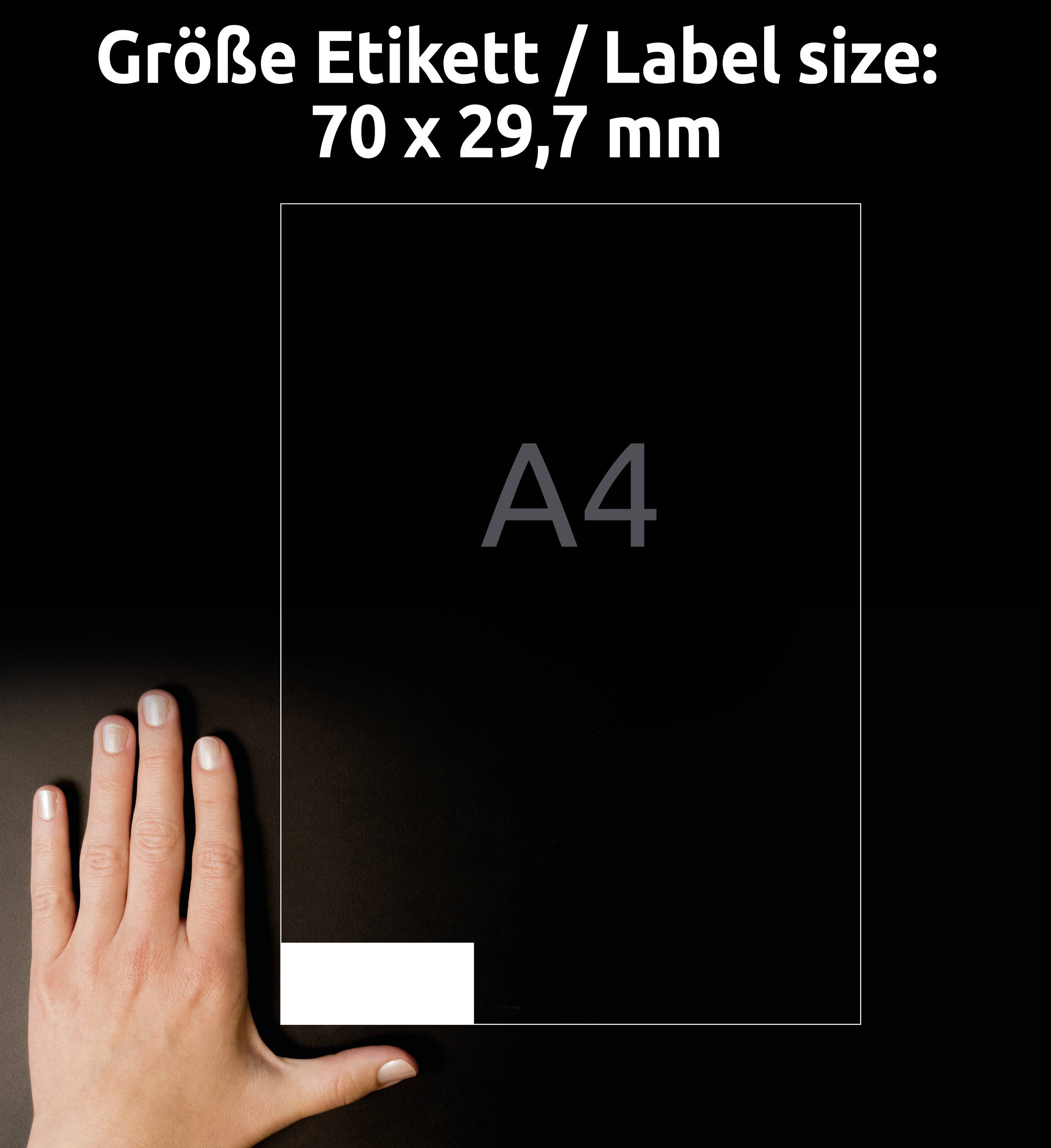 Dłoń wskazuje na pustą kartkę A4, u góry tekst 'Rozmiar etykiety / Rozmiar etykiety: 70 x 29,7 mm'.