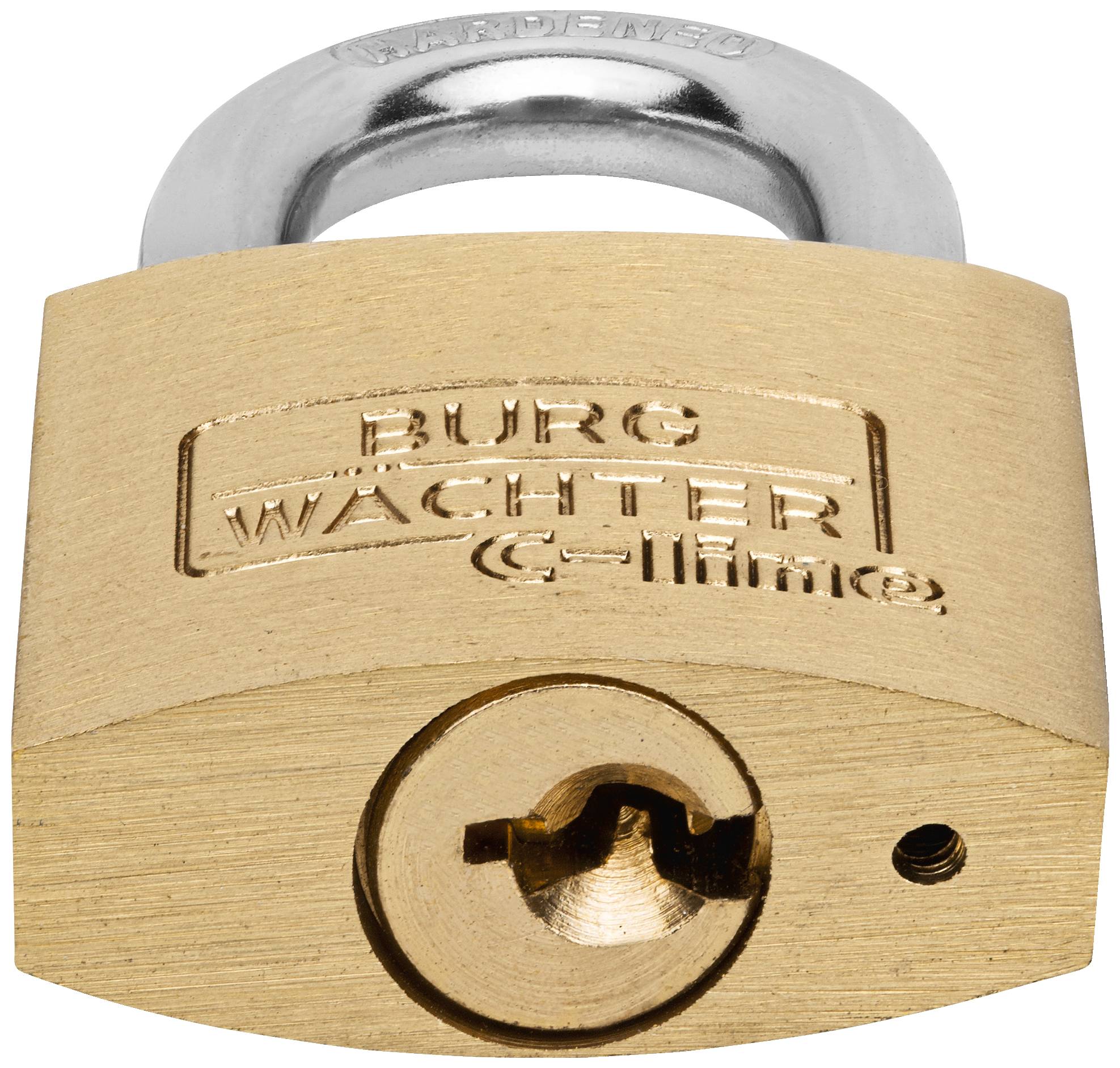 Kłódka mosiężna z wygrawerowaną nazwą marki. Znajduje się w zamkniętym położeniu i pokazuje przednią stronę z otworem na klucz.