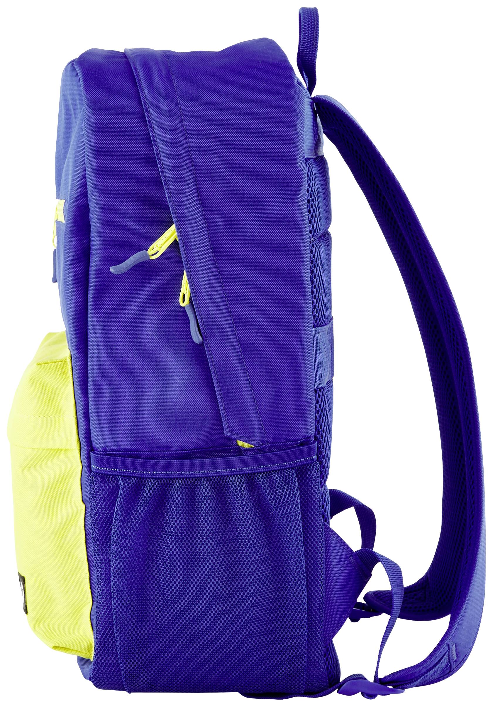 Niebieski plecak z żółtą torbą przednią i siatkowymi kieszonkami bocznymi, widok z boku, na białym tle.