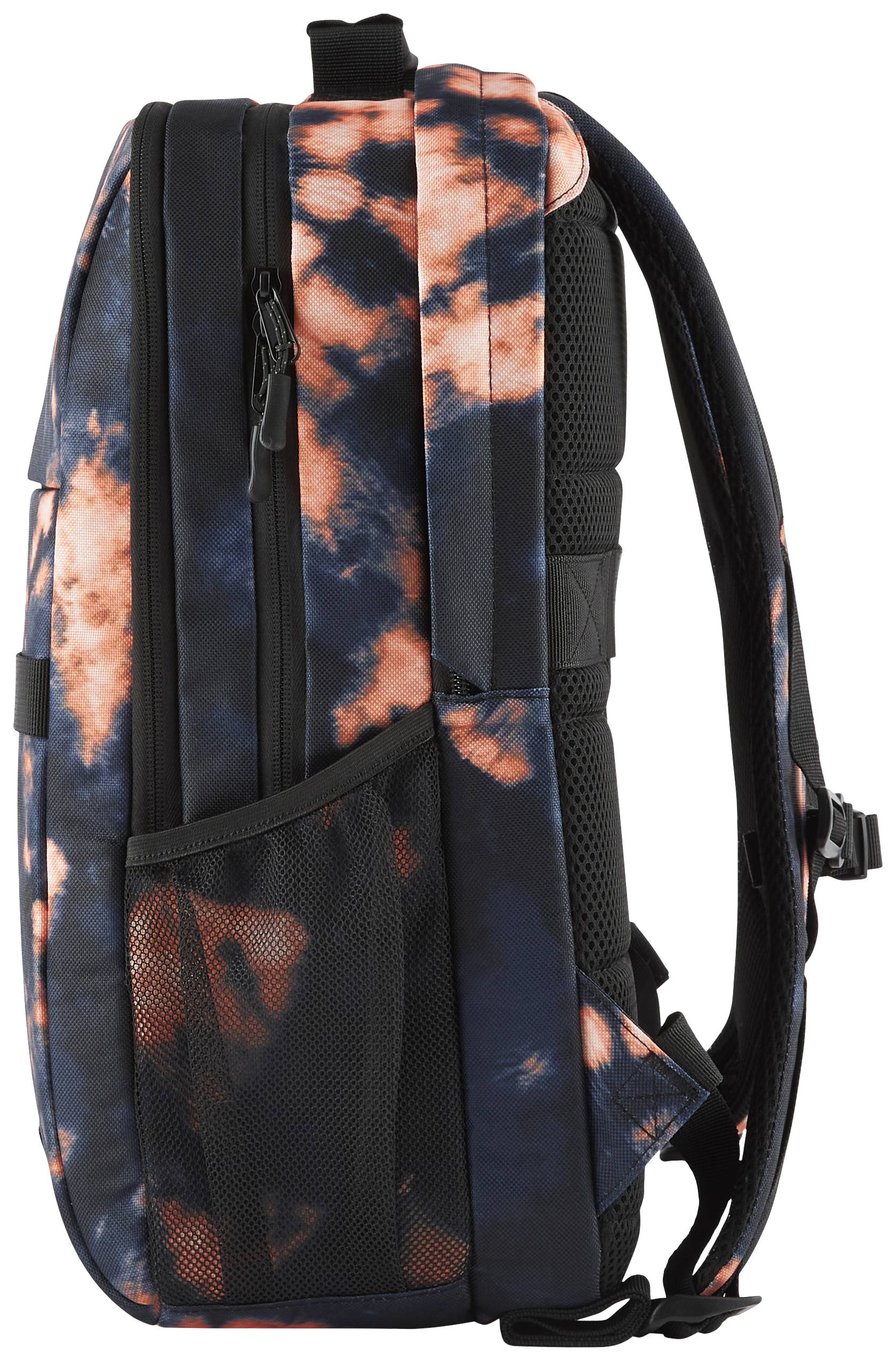 Plecak widziany z profilu, ozdobiony czarno-różowym wzorem. Widoczne są regulowane szelki oraz boczna kieszeń siatkowa.