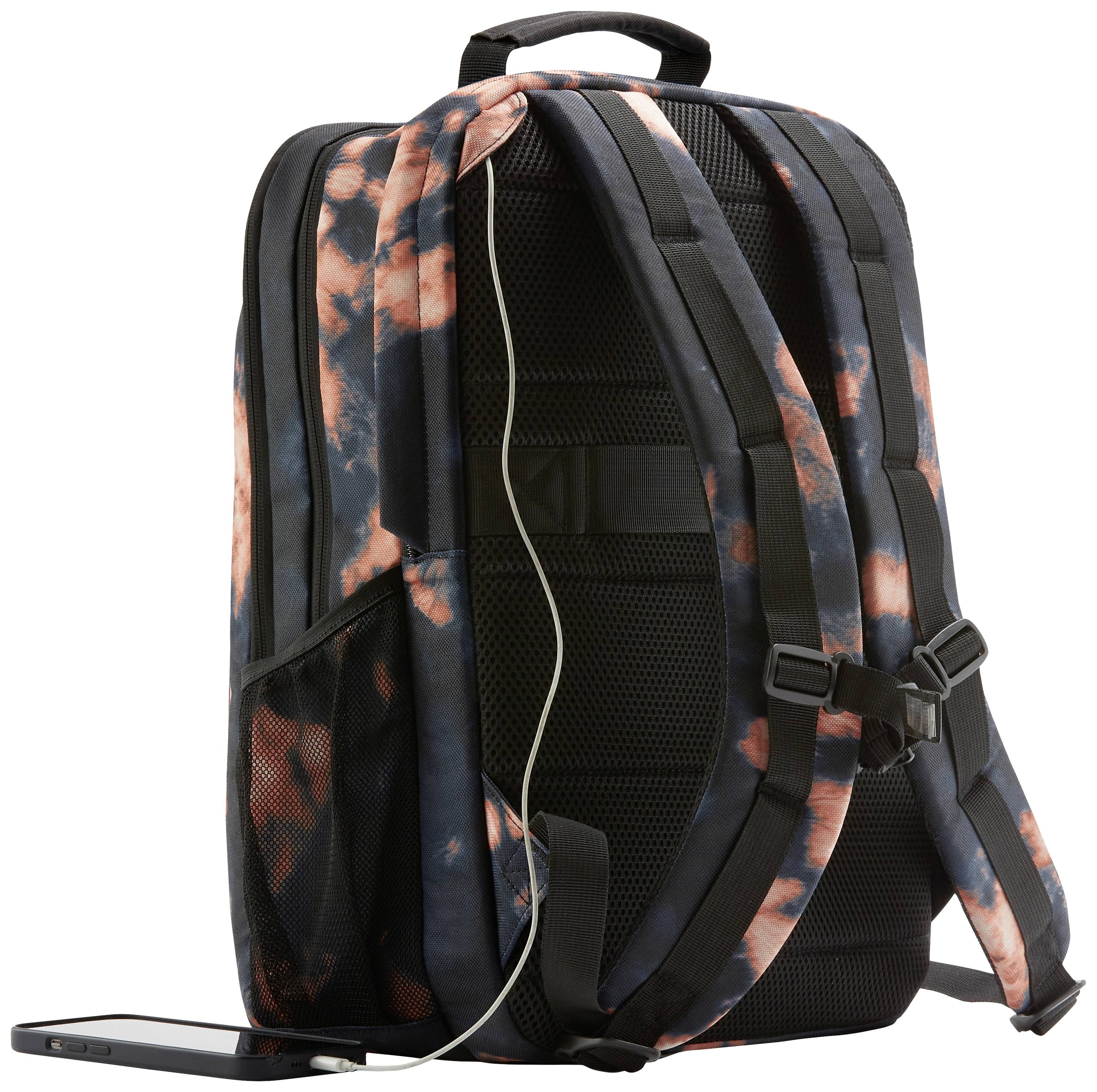 Kolorowy plecak z wejściem USB jest widoczny od tyłu. Wzór charakteryzuje się odcieniami różu i błękitu. Do plecaka podłączony jest smartfon.