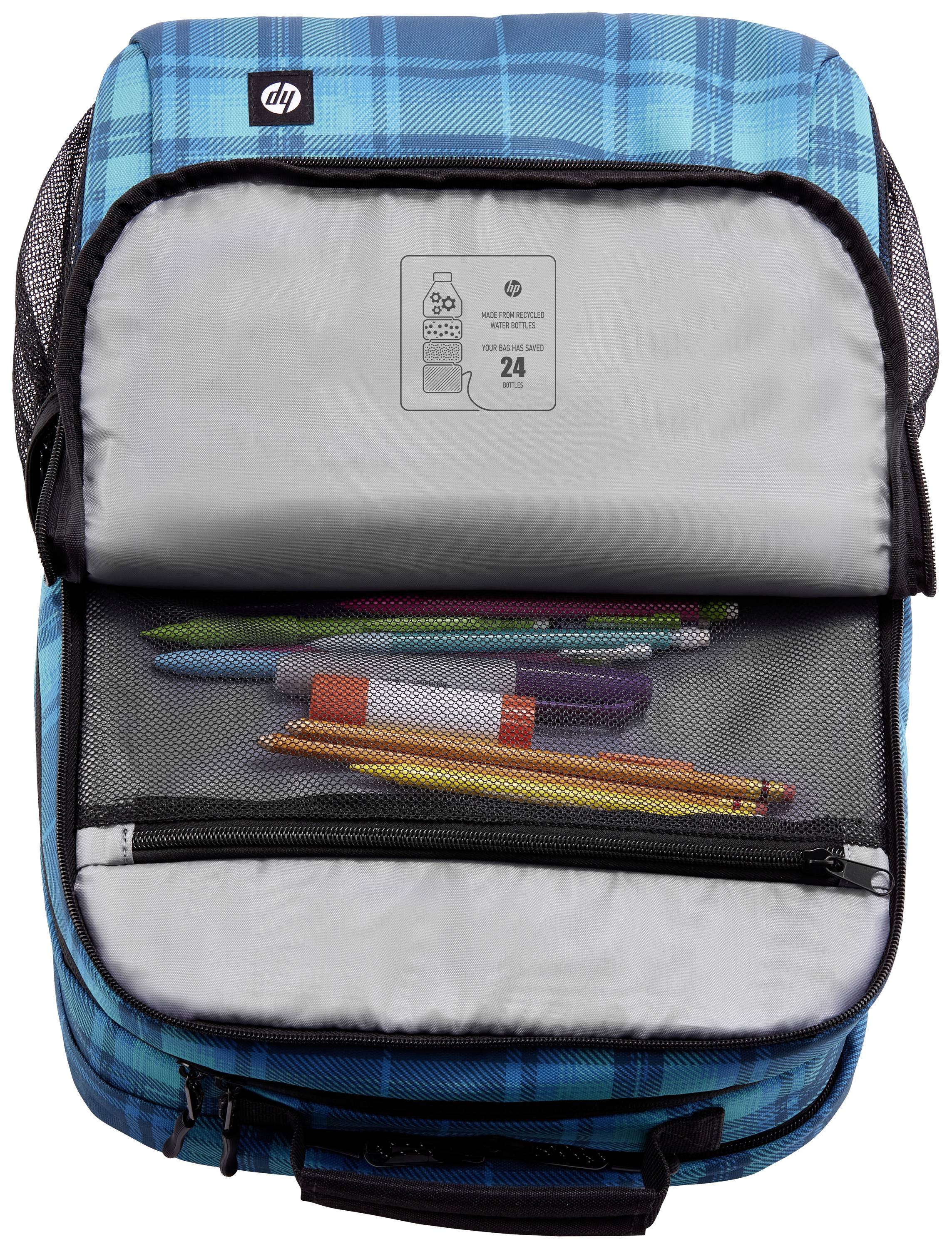 Otwarty, niebiesko-kratowany plecak pokazuje długopisy w jednej z wewnętrznych kieszeni. Na górnej klapie znajdują się symbole i tekst dotyczący recyclingu.