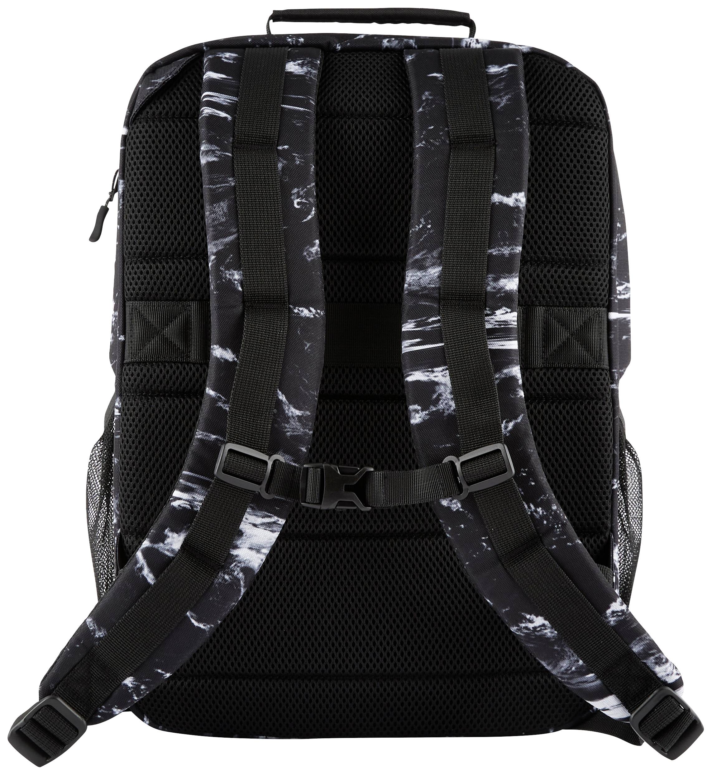Plecak jest czarny z szarymi, marmurkowymi wzorami na pasach. Widoczne są tył plecaka, wyściełane szelki oraz siateczkowy materiał.