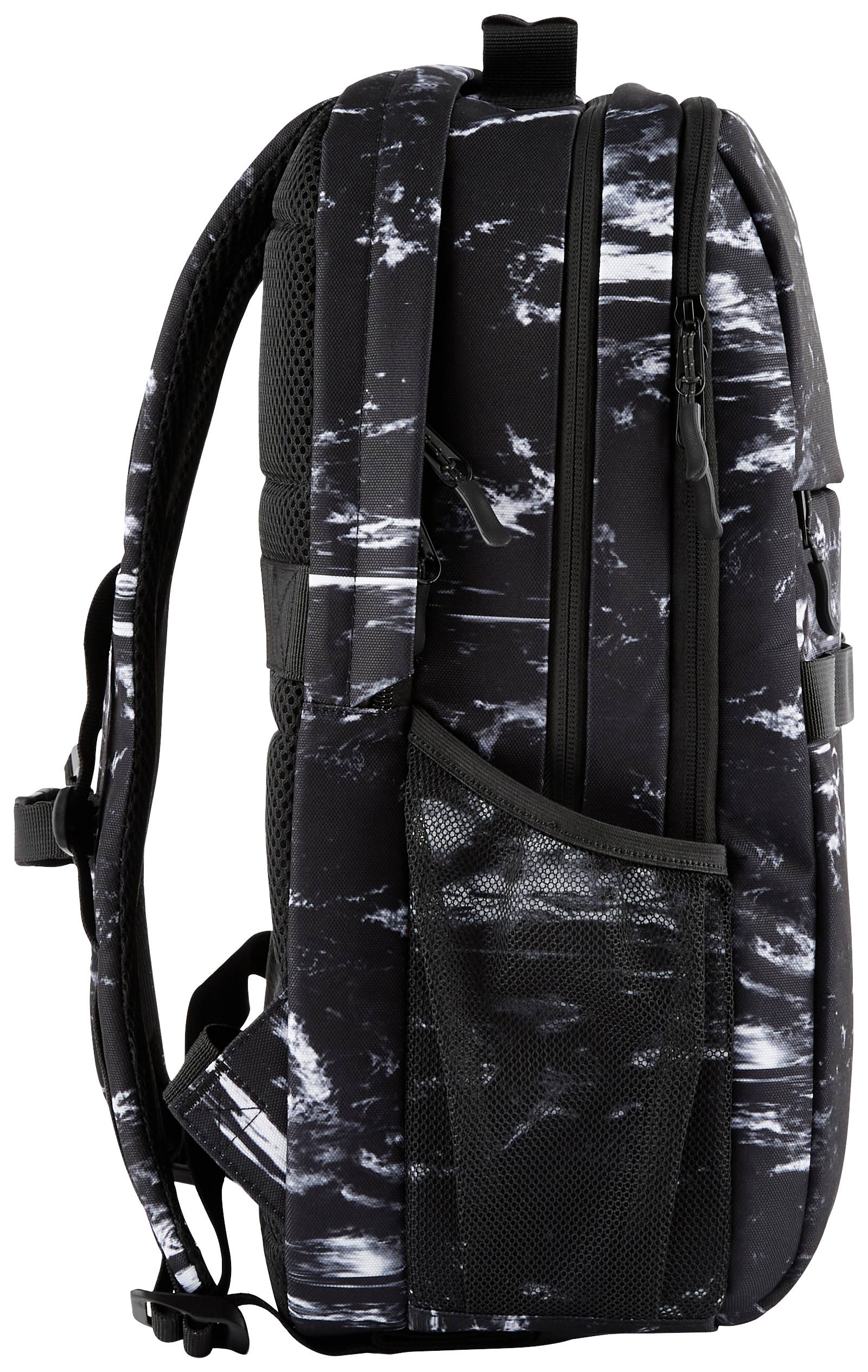 Widok z boku czarnego plecaka z białym, marmurkowatym wzorem i dwoma bocznymi kieszeniami zamykanymi na zamek błyskawiczny.