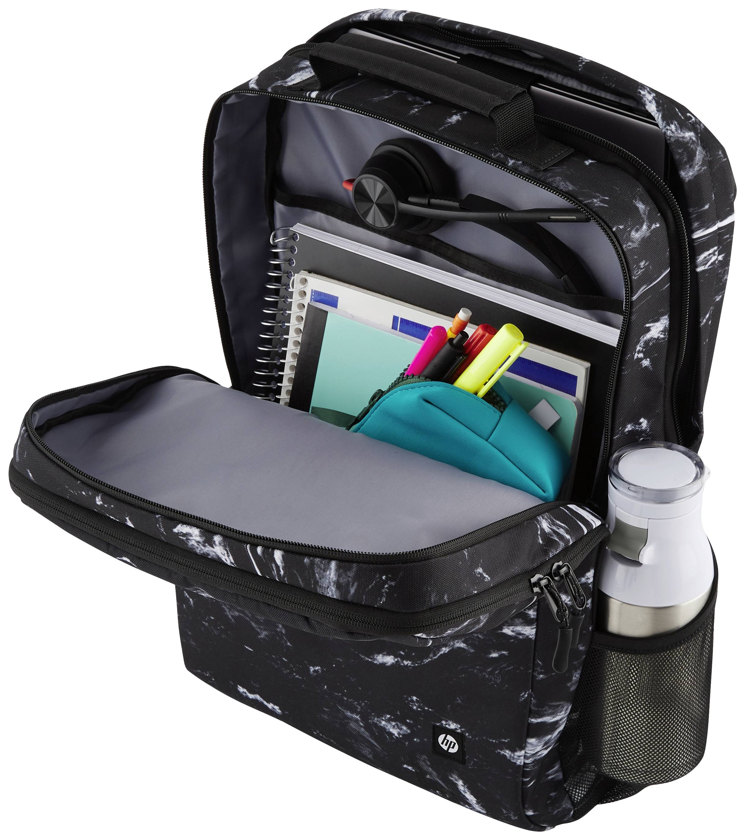 Otwarty czarny plecak z marmurową fakturą prezentuje przybory szkolne: książki, zeszyty, długopisy oraz butelkę wody z boku.