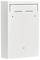 Prosty, biały skrzynka pocztowa o prostokątnym kształcie z otworem na listy u góry; bez widocznych oznaczeń lub symboli.