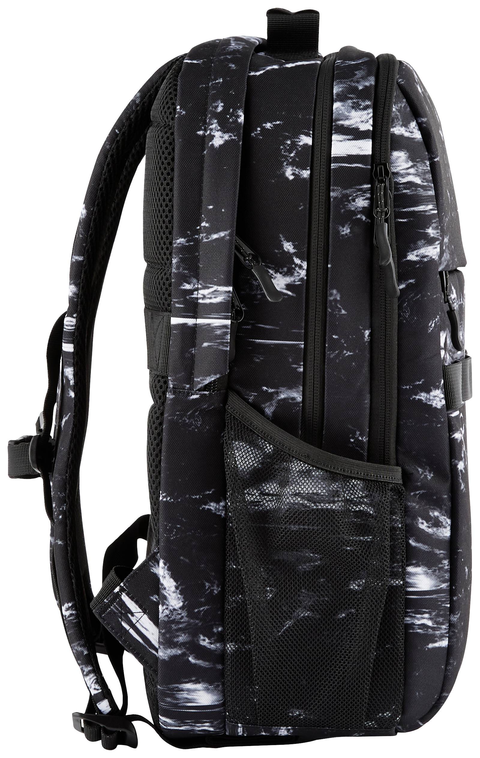 Czarny plecak z białym wzorem marmurowym i wieloma przegrodami, widok z boku.