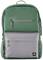 Zielony plecak z szarą kieszenią na przedzie i małym logo w prawym dolnym rogu. Na górze mała kieszeń zamykana na zamek błyskawiczny.