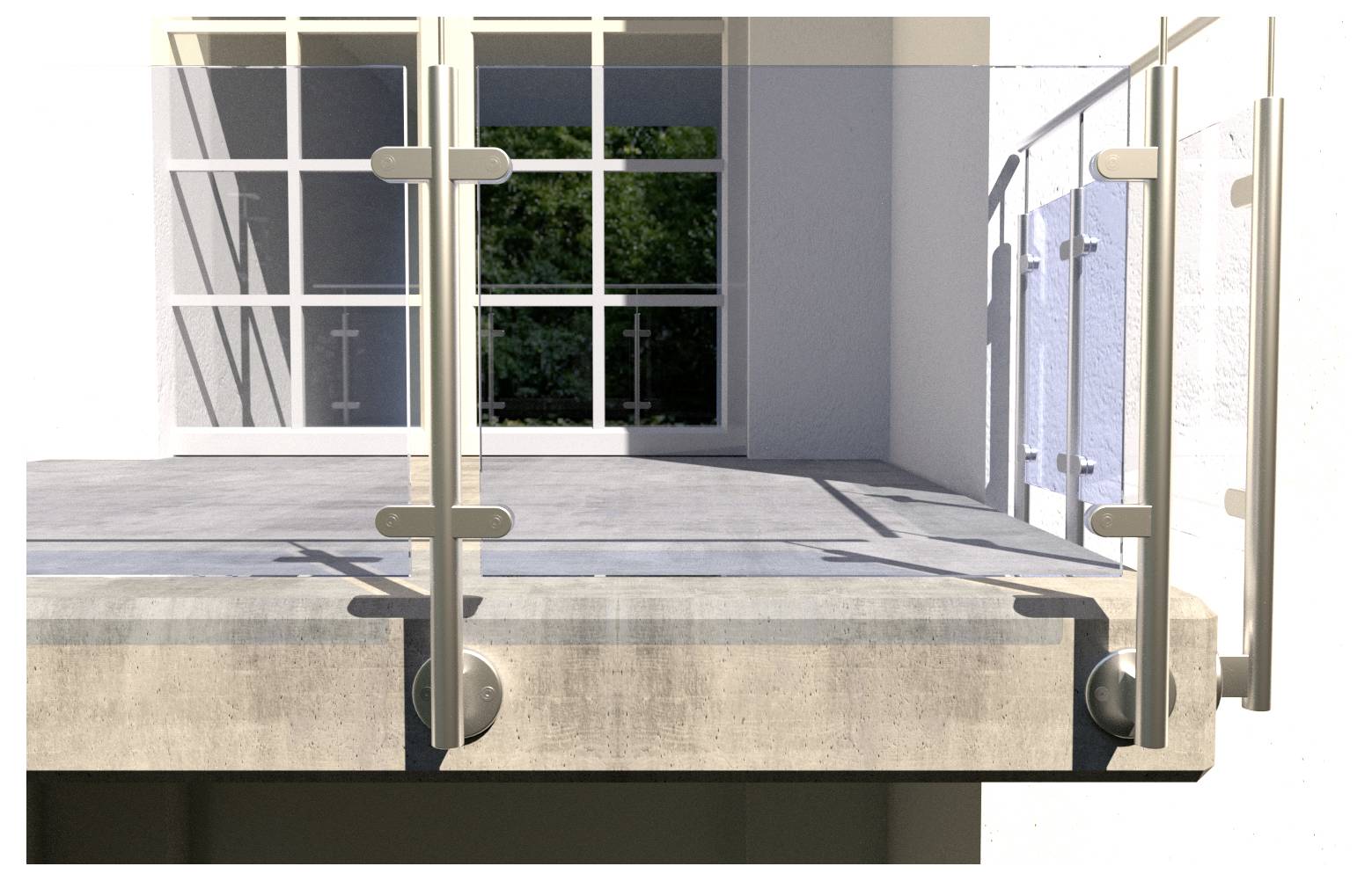 Szklana poręcz z metalowymi podporami na betonowym balkonie, przylegająca do budynku z dużymi szybami okiennymi w nowoczesnym otoczeniu architektonicznym.