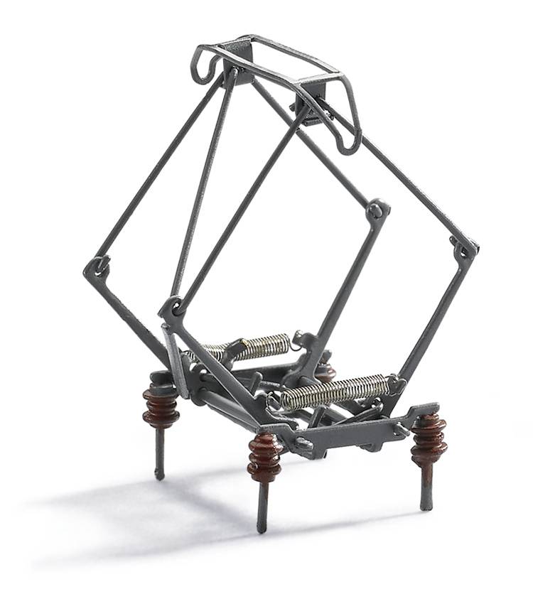 Miniaturowa rzeźba metalowa składająca się z cienkich prętów i piór połączonych ze sobą, tworząca geometryczny, otwarty projekt.