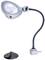 Srebrna lampa biurkowa z dużą soczewką powiększającą i elastyczną szyją, idealna do czytania lub pracy przy drobnych szczegółach.