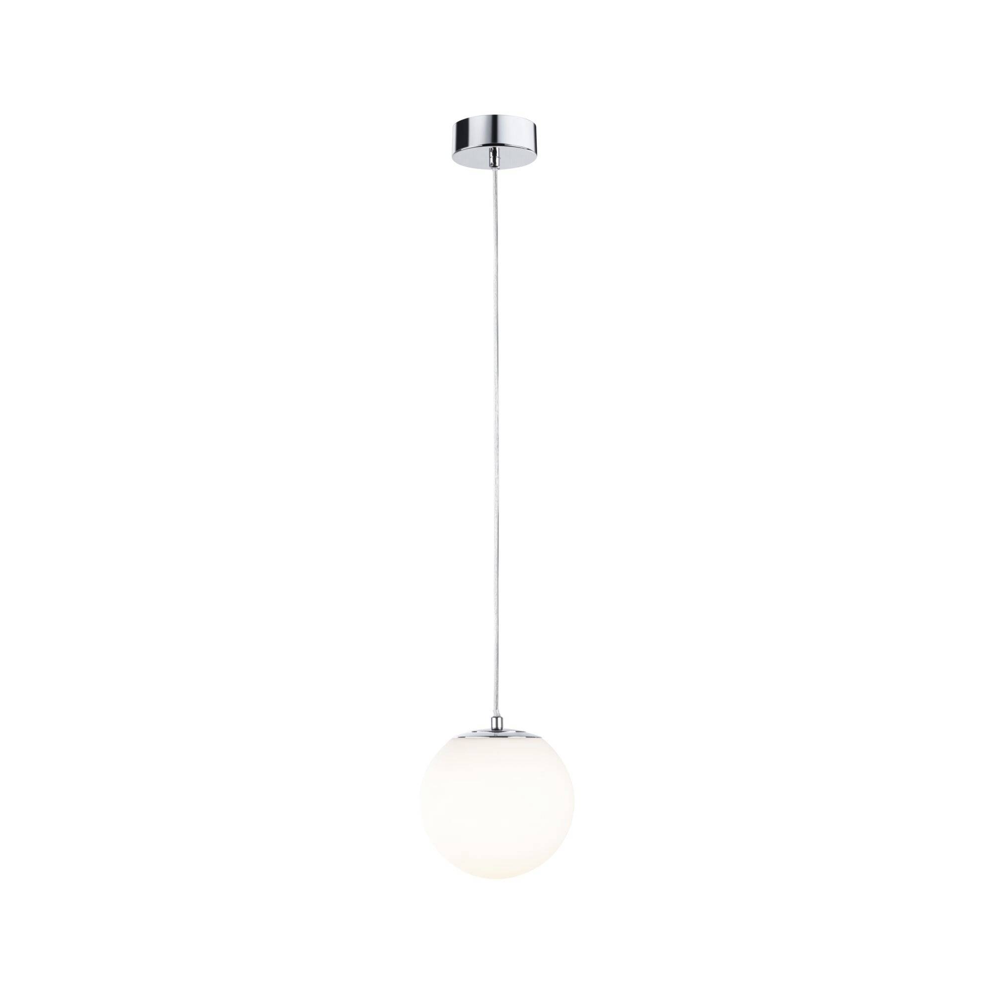 Lampa wisząca z okrągłą, białą szklaną kulą jako korpusem świetlnym oraz srebrnym zawieszeniem. Nowoczesny, minimalistyczny design do wnętrz.