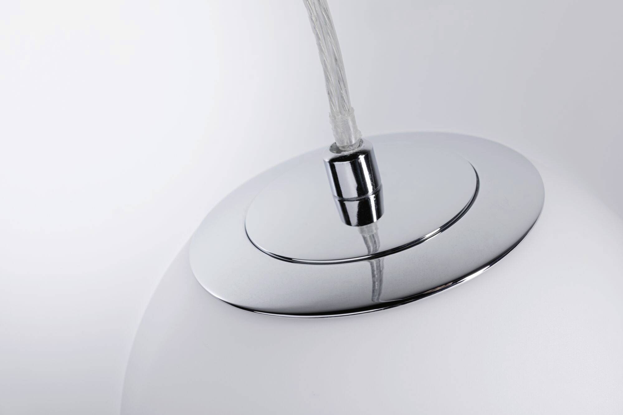 Zbliżenie nowoczesnej, białej lampy sufitowej z błyszczącymi, chromowanymi elementami i przezroczystym przewodem, widziane z góry.