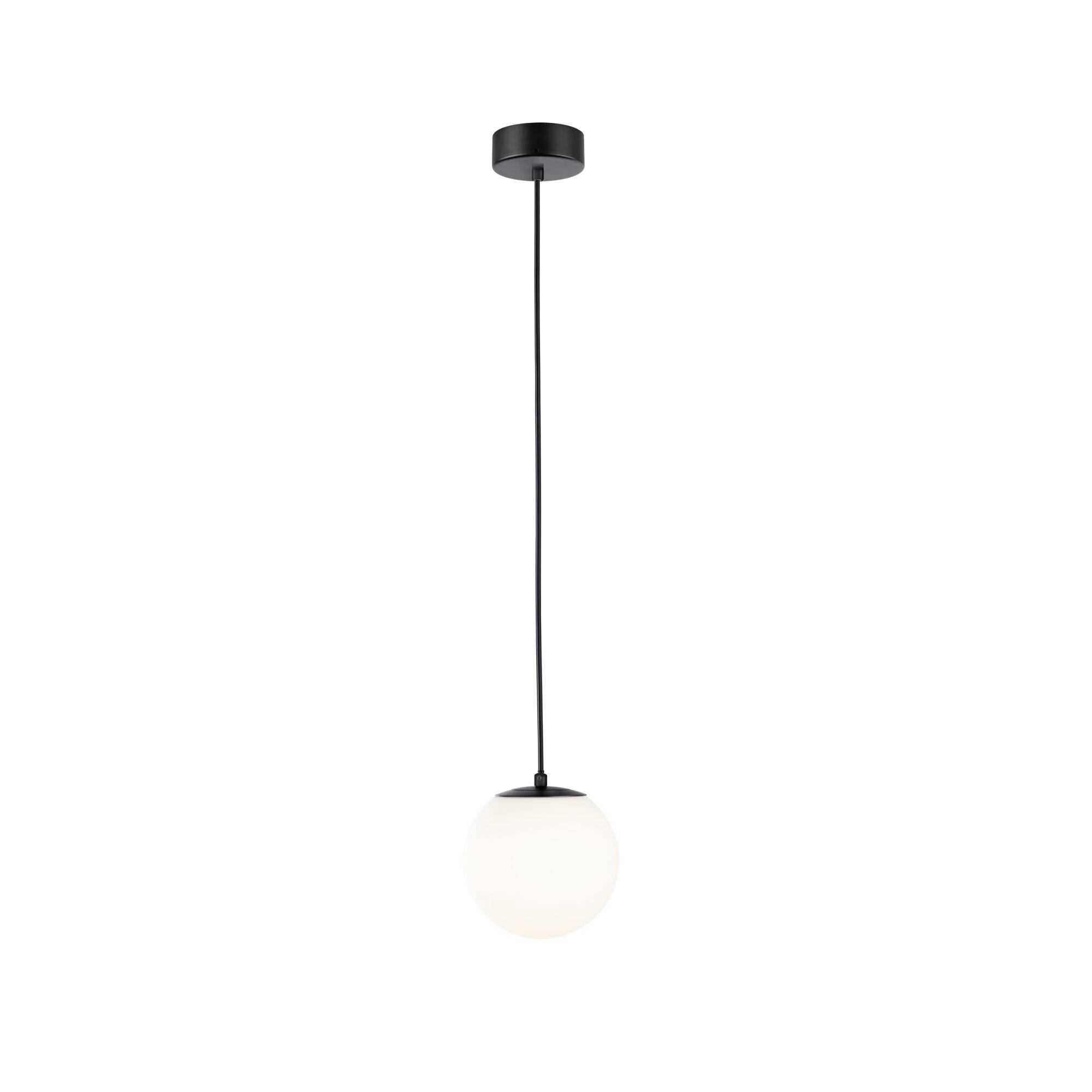 Lampa wisząca z okrągłą, białą kulą świetlną i czarnym przewodem na czarnej rozetce. Minimalistyczny design.