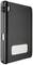 Czarna obudowa tabletu z elastyczną opaską i otworem na aparat, zapewniająca ochronę i funkcjonalność urządzenia elektronicznego.