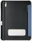 Czarny tablet z niebieskim etui ochronnym i elastyczną opaską. Z tyłu widoczny otwór kamery oraz grawerowanie z napisem 'iPad'.