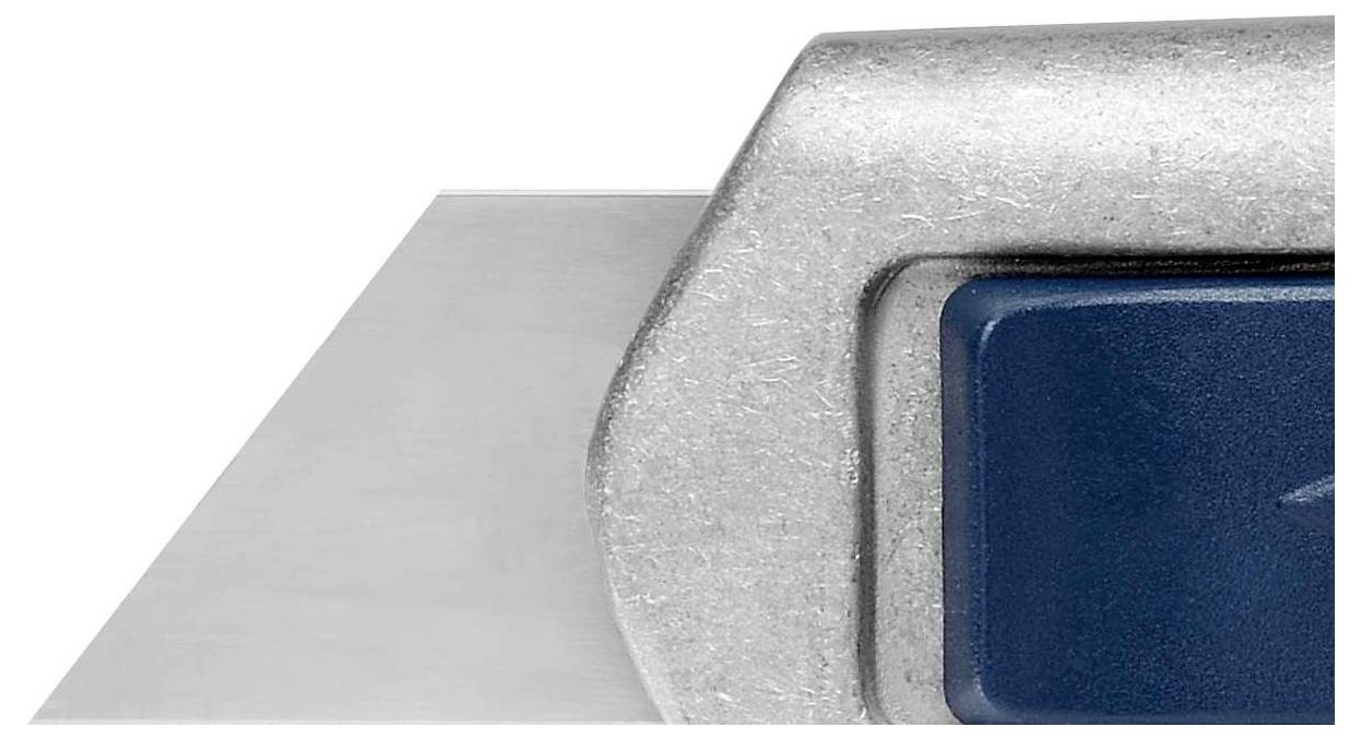 Zbliżenie noża do dywanów z niebieskim ostrzem i srebrną rękojeścią, będącego częścią narzędzi tnących.