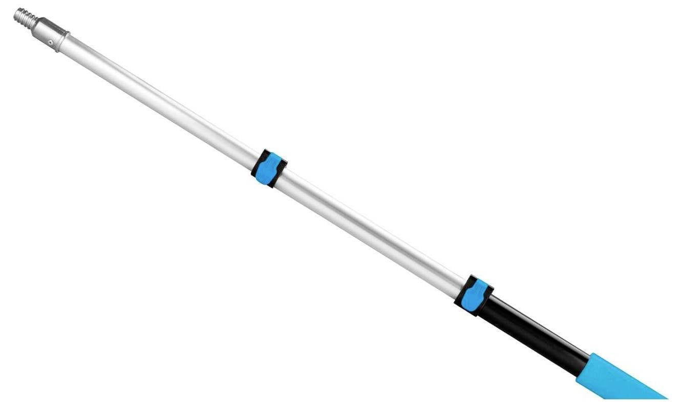 Teleskopowa tyczka z niebieskim czubkiem i czarnym uchwytem, odpowiednia do prac porządkowych lub malarskich w trudno dostępnych, wysokich miejscach.