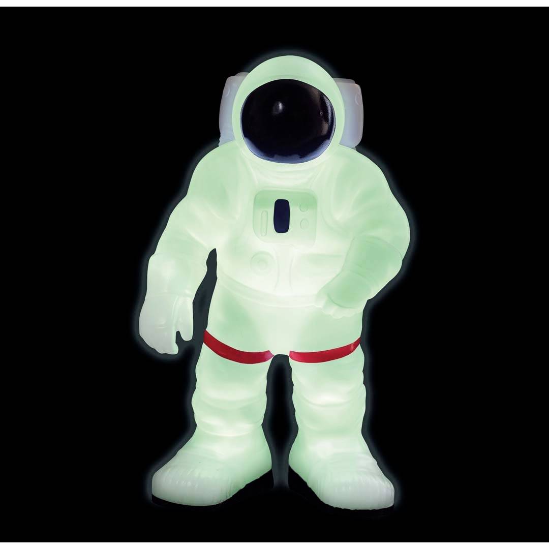 Świecąca postać astronauty w skafandrze kosmicznym na czarnym tle. Figura emituje słabe zielone światło.