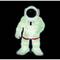Świecąca postać astronauty w skafandrze kosmicznym na czarnym tle. Figura emituje słabe zielone światło.