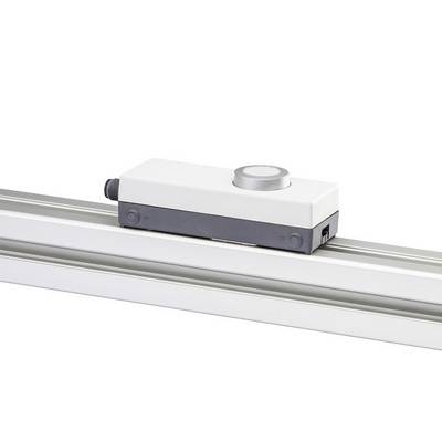 Białe urządzenie elektryczne zamontowane na metalowej szynie, z okrągłym przyciskiem na górze i przewodem przyłączeniowym z boku.