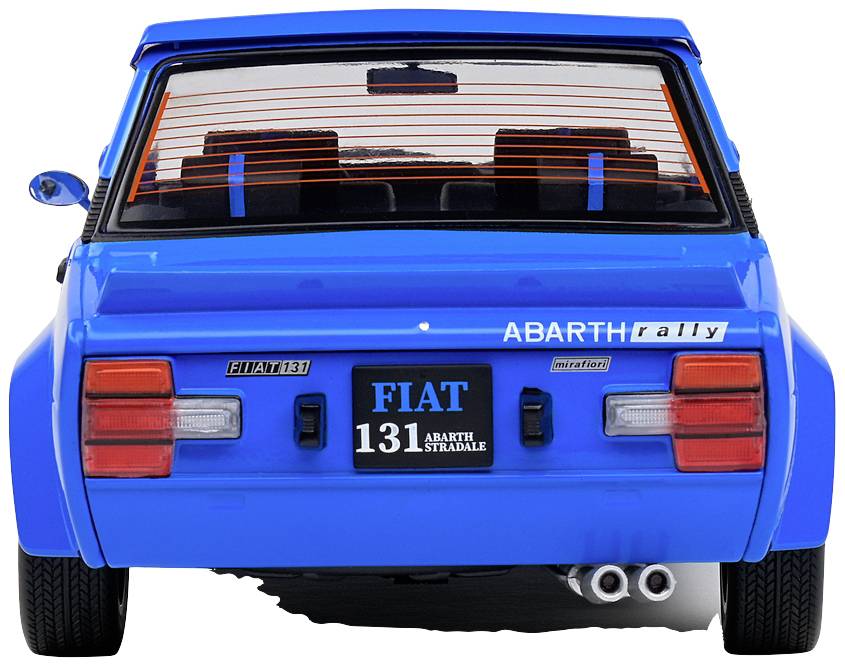 Niebieski Fiat 131 Abarth Rally widziany od tyłu, z charakterystycznymi tylnymi lampami i podwójnym układem wydechowym.