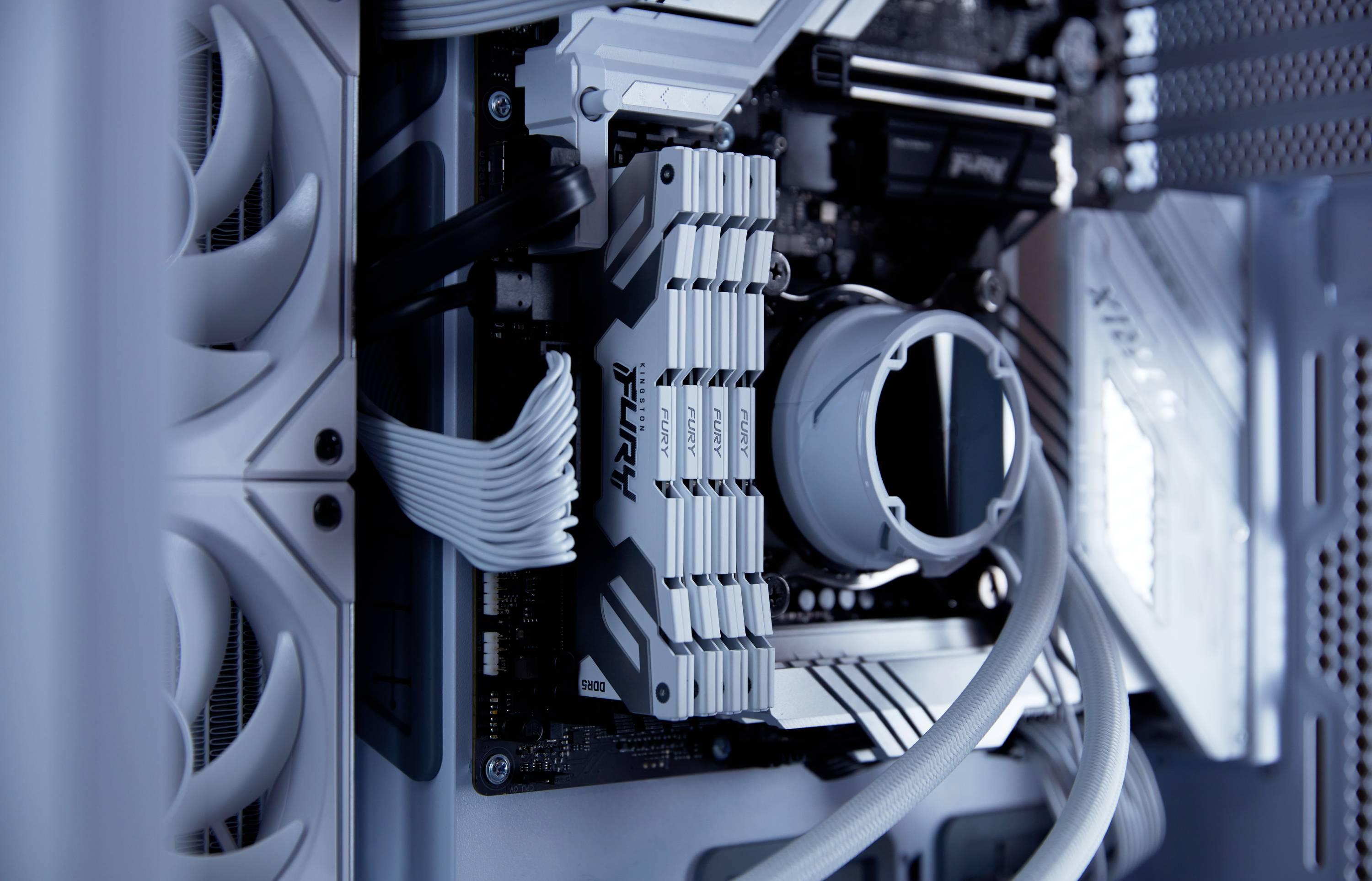 Wnętrze komputera dla graczy z charakterystycznym radiatorem, wentylatorami i widocznymi połączeniami kablowymi, prezentujące nowoczesny design sprzętu komputerowego.
