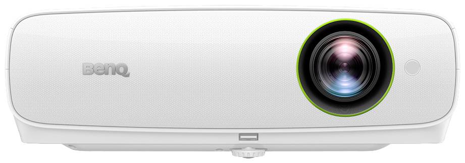 Biały projektor firmy BenQ z dużym, kontrastowym pierścieniem obiektywu po prawej stronie.