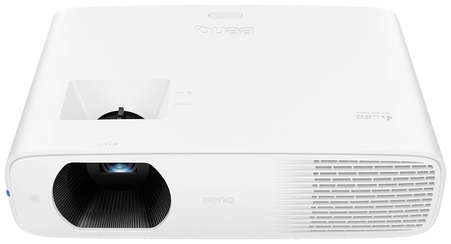 Biały projektor z otworami wentylacyjnymi po prawej stronie i obiektywem po lewej stronie. Odpowiedni do prezentacji lub domowych ustawień kina domowego.