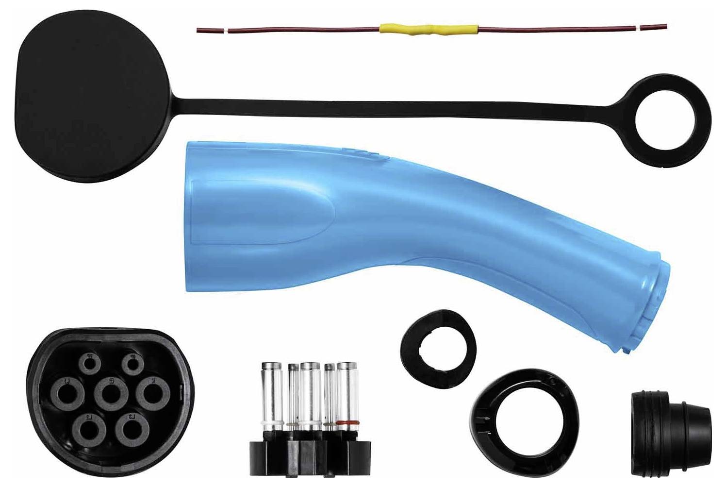 Elementy złącza ładowarki do samochodu elektrycznego: czarny pierścień, niebieska osłona kabla, płytka wtykowa z siedmioma złączami, kabel miedziany.