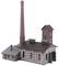 Model fabryki ceglanej z wysokim kominem i budynkami towarzyszącymi. Odpowiedni do wykorzystania w makietach modelarskich.