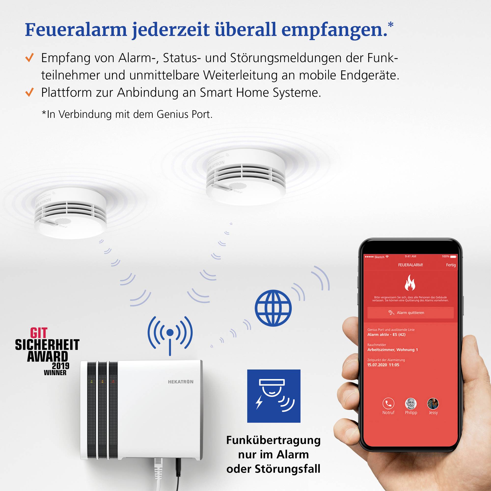 Smartfon trzymany jest w ręku, wyświetlając aplikację przeciwpożarową. Widoczne są dwa czujniki dymu oraz urządzenie odbiorcze. Tekst opisuje odbieranie powiadomień alarmowych i statusowych na urządzeniach mobilnych.