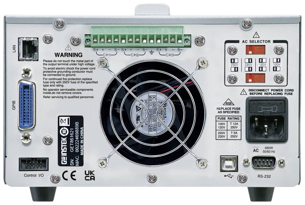 Tylna strona urządzenia elektronicznego z wentylatorem, różnymi złączami, ostrzeżeniami i szczegółami dotyczącymi zabezpieczeń.