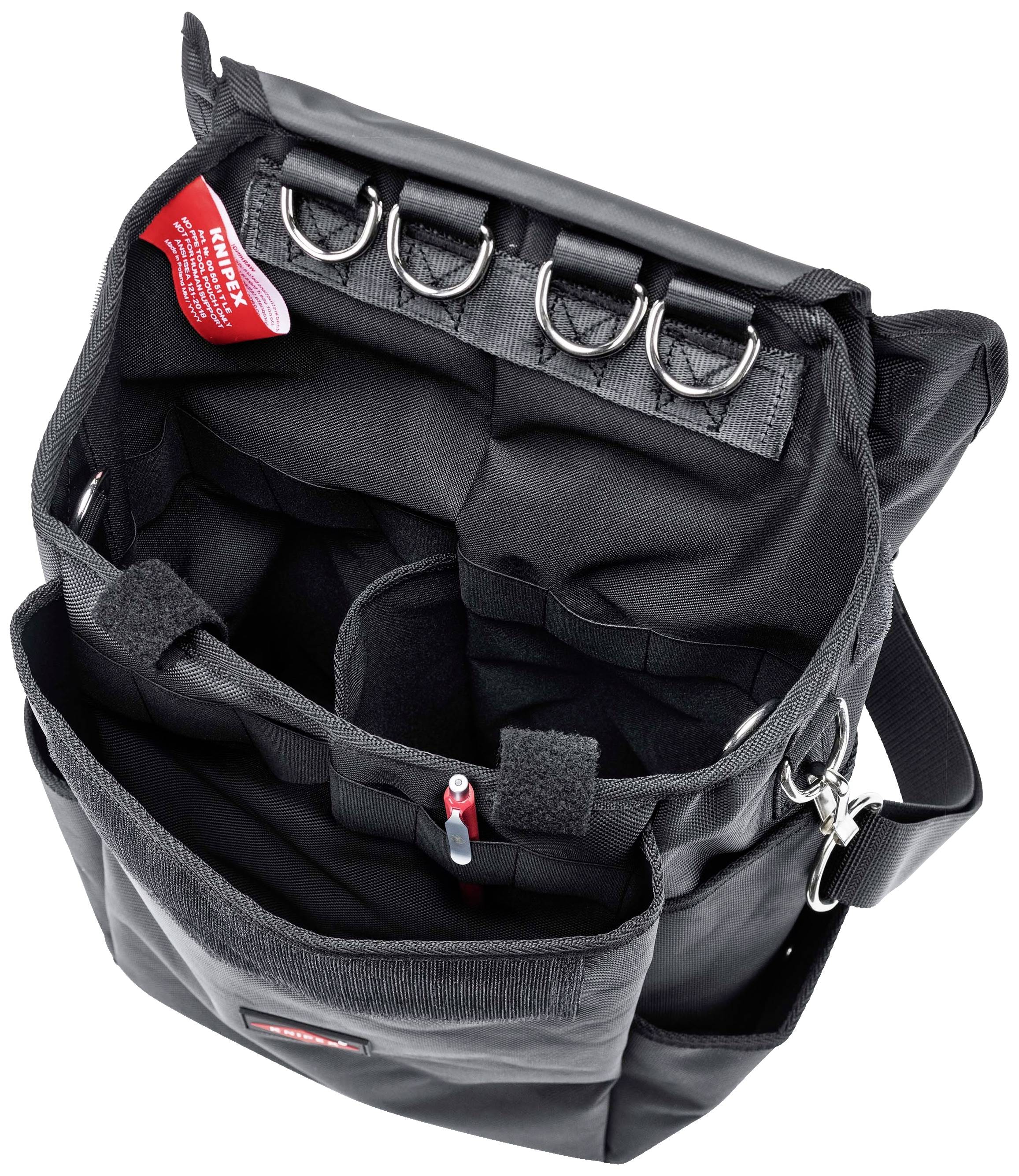 Czarna torba z wieloma kieszenkami i pętlami, idealna do przechowywania narzędzi i akcesoriów. Wewnątrz widoczna jest czerwona etykieta.