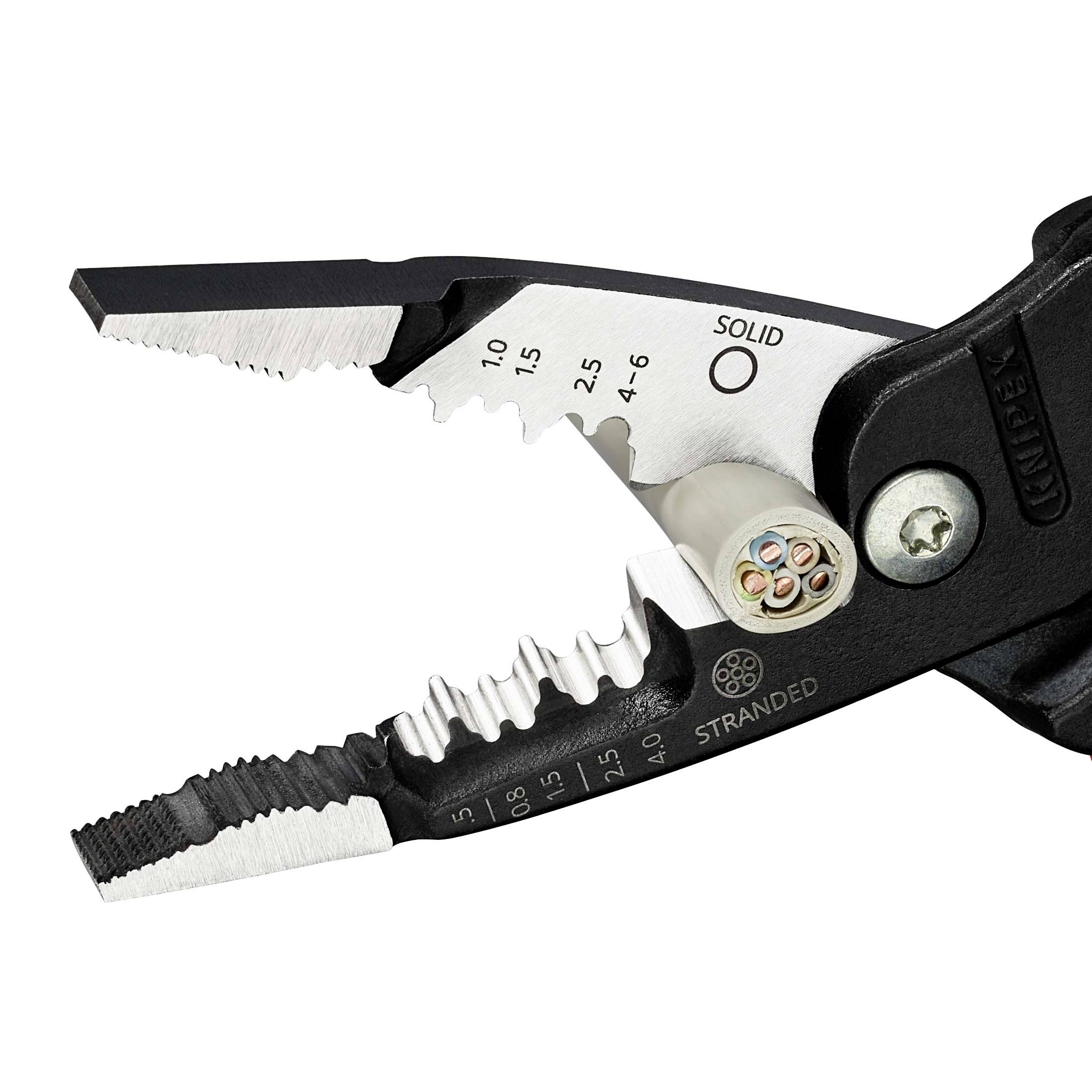 Szczypce do ściągania izolacji trzymają przewód, otoczone numerami służącymi do regulacji rozmiaru. Ustawienie narzędzia wskazuje na możliwość użycia dla przewodów sztywnych i linkowych.