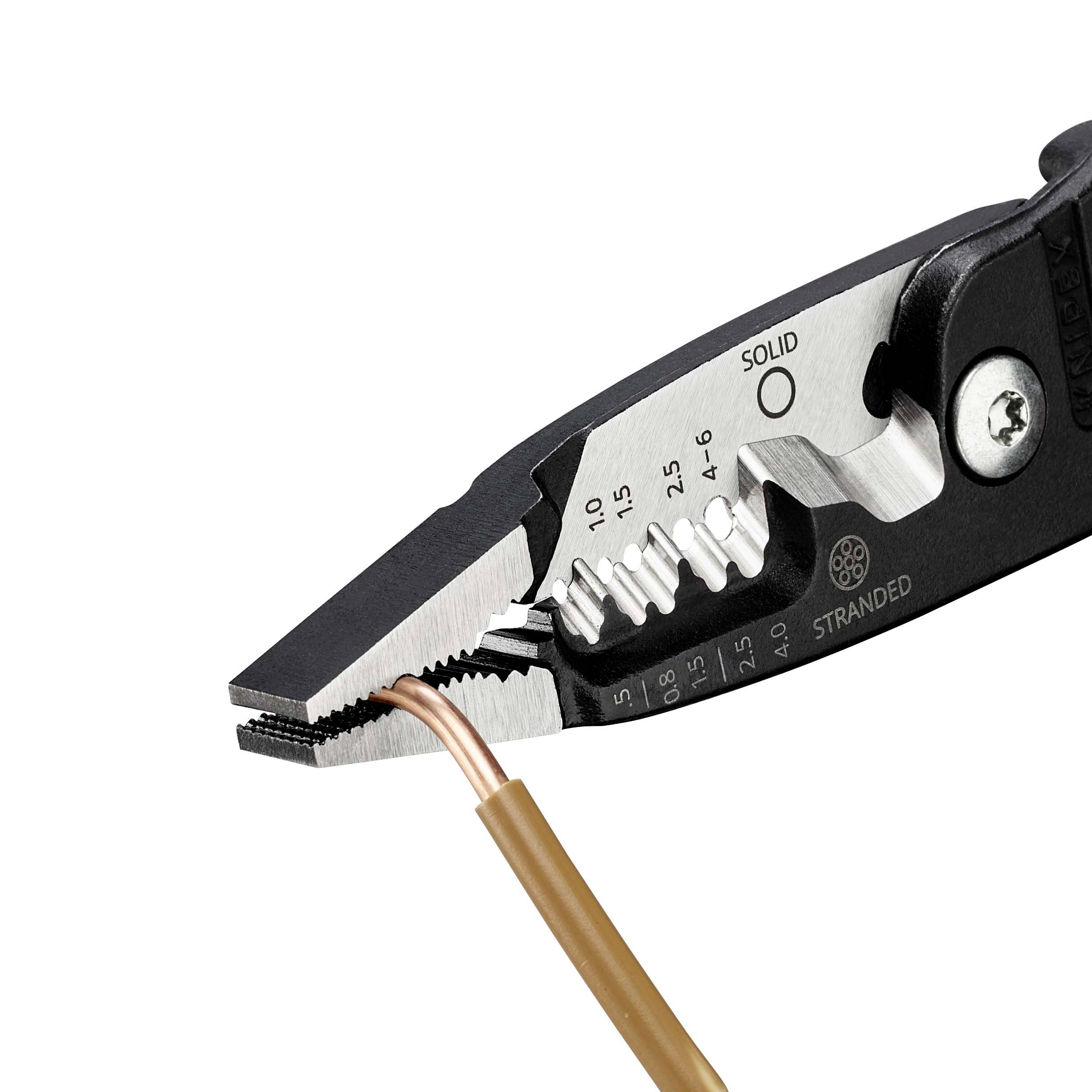 Szczypce do zdejmowania izolacji obnażają izolację z przewodu miedzianego. Skala wskazuje grubości przewodów dla przewodów litych i skręcanych.