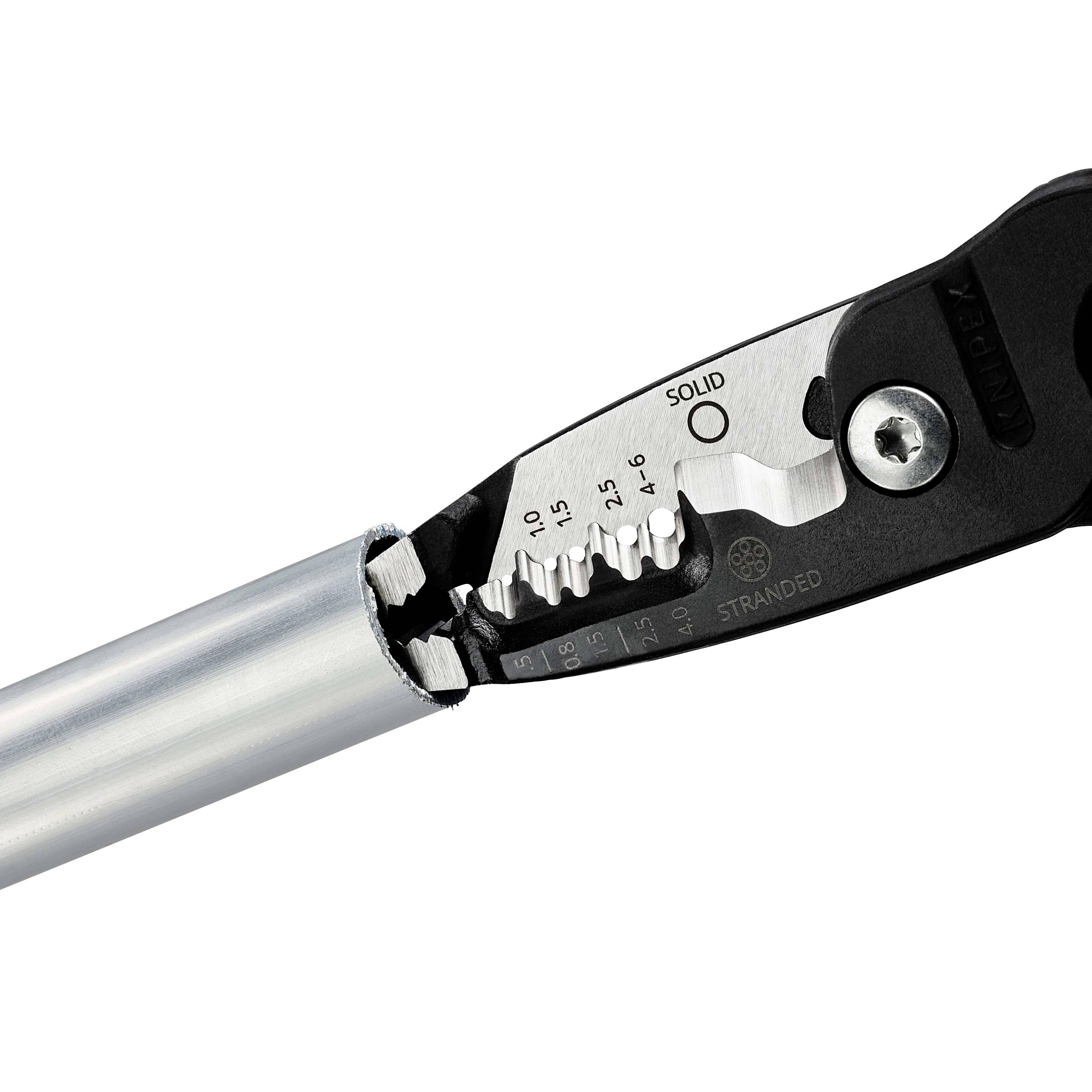 Nożyce do drutu z podziałką do różnych rozmiarów przewodów; przeznaczone do cięcia przewodów jednożyłowych i wielożyłowych o różnej grubości.