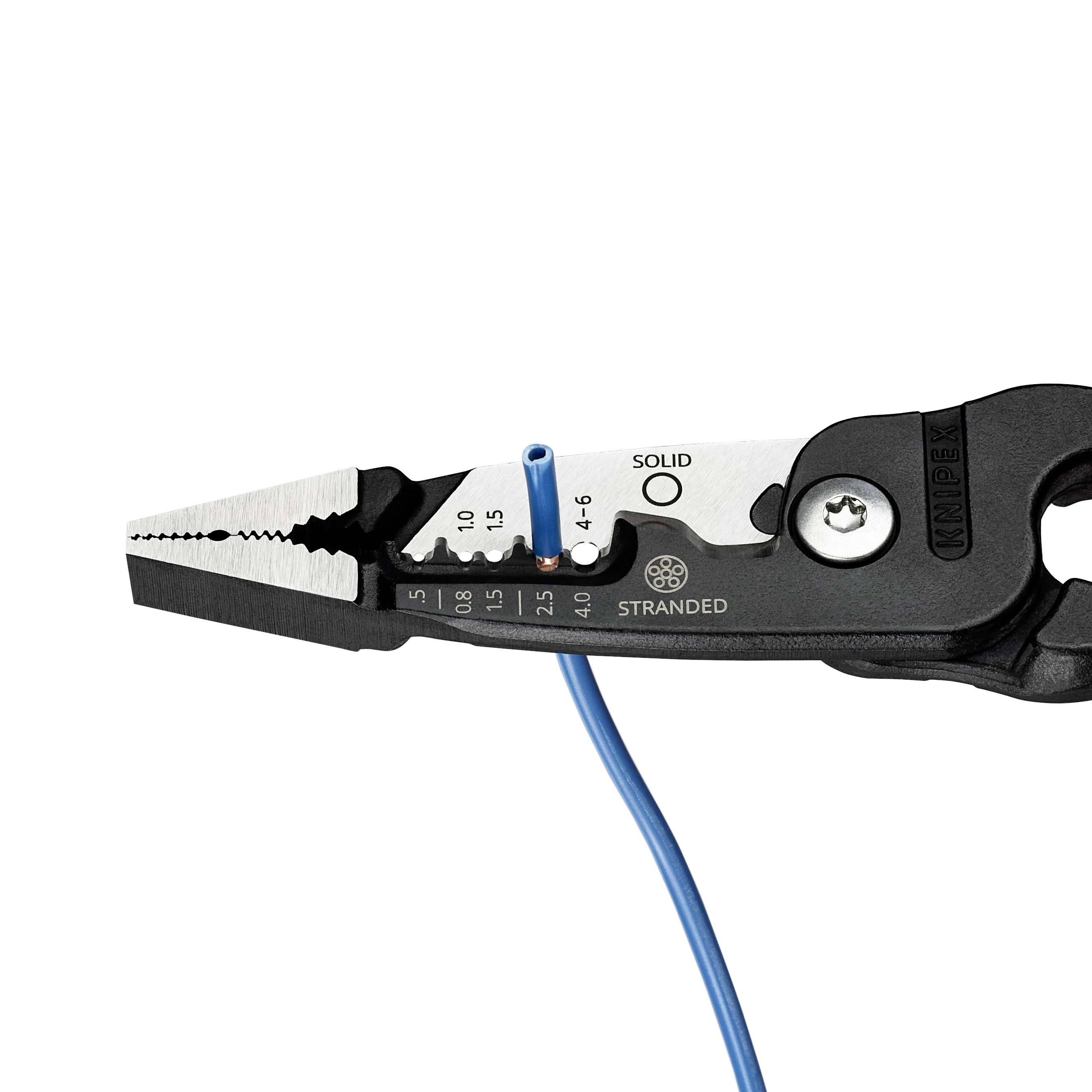 Szczypce do ściągania izolacji, które odsłaniają niebieski przewód. Na szczypcach widoczne są podziałki dla różnych grubości drutu, a narzędzie jest otwarte, aby przytrzymać kabel.