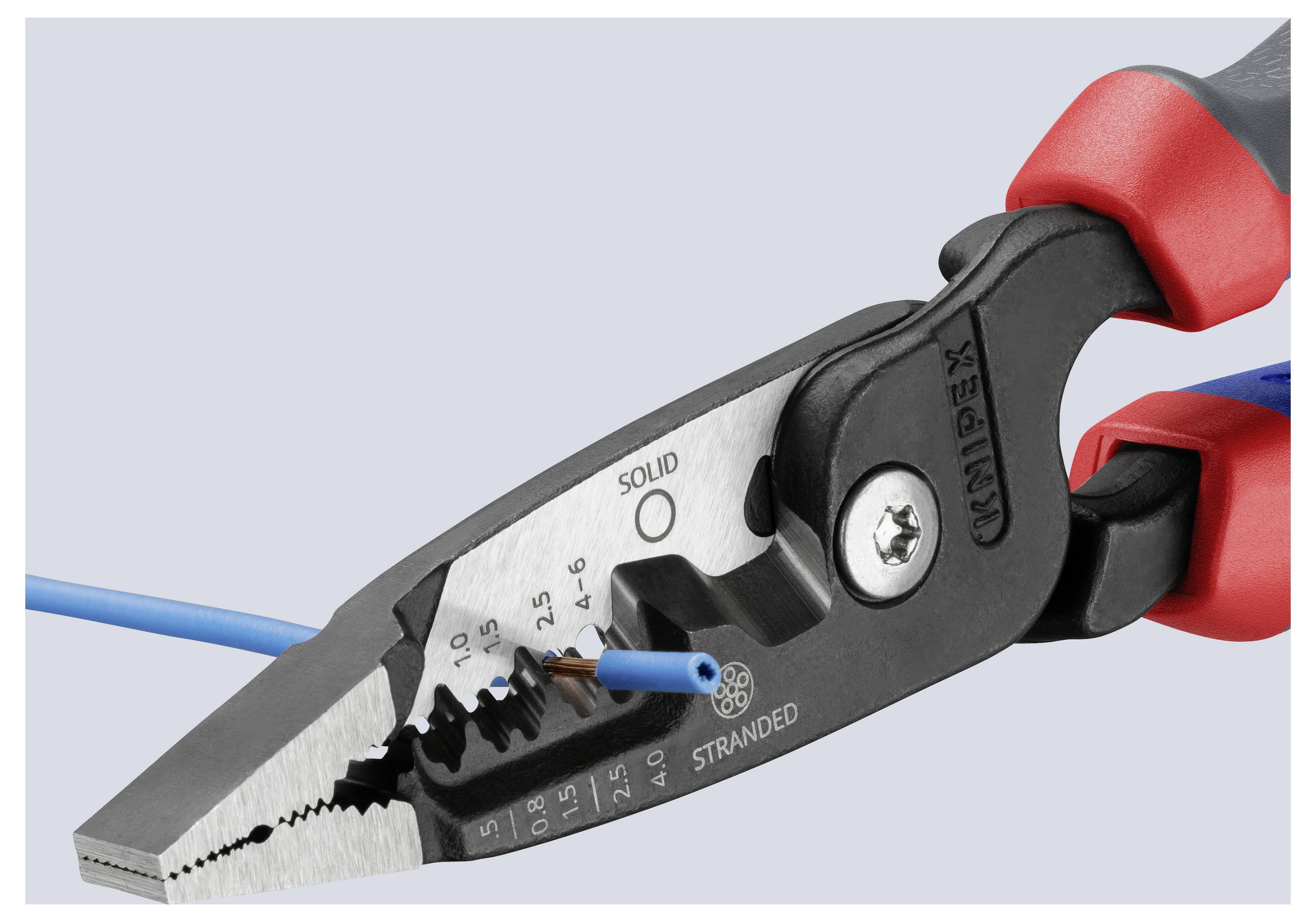 Szczypce chwytające niebieski drut, pokazujące znaczniki pomiarowe dla rozmiarów drutu na szczękach, wskazujące zastosowanie w pracach elektrycznych.