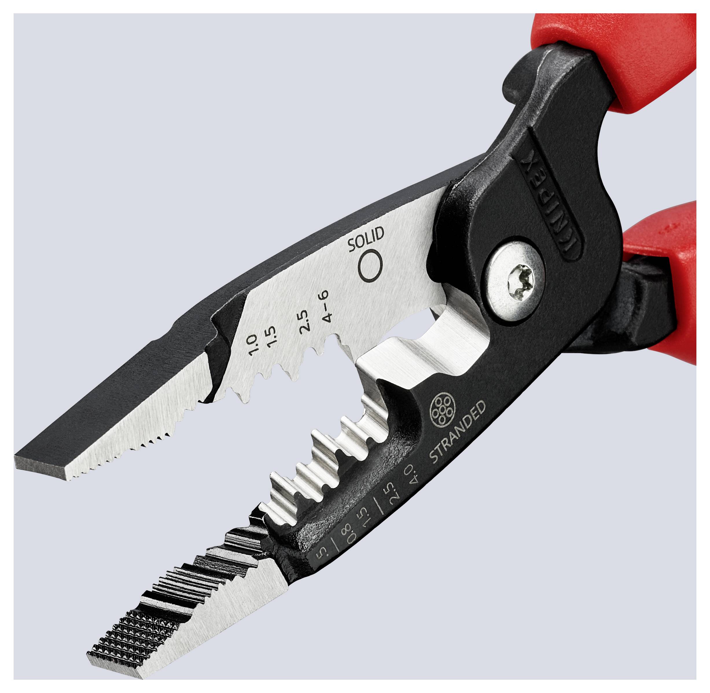 Zbliżenie narzędzia wielofunkcyjnego do ścierania izolacji przewodów z rowkami oznaczonymi dla różnych rozmiarów przewodów, pokazujące czerwone uchwyty i metalową szczękę do cięcia.