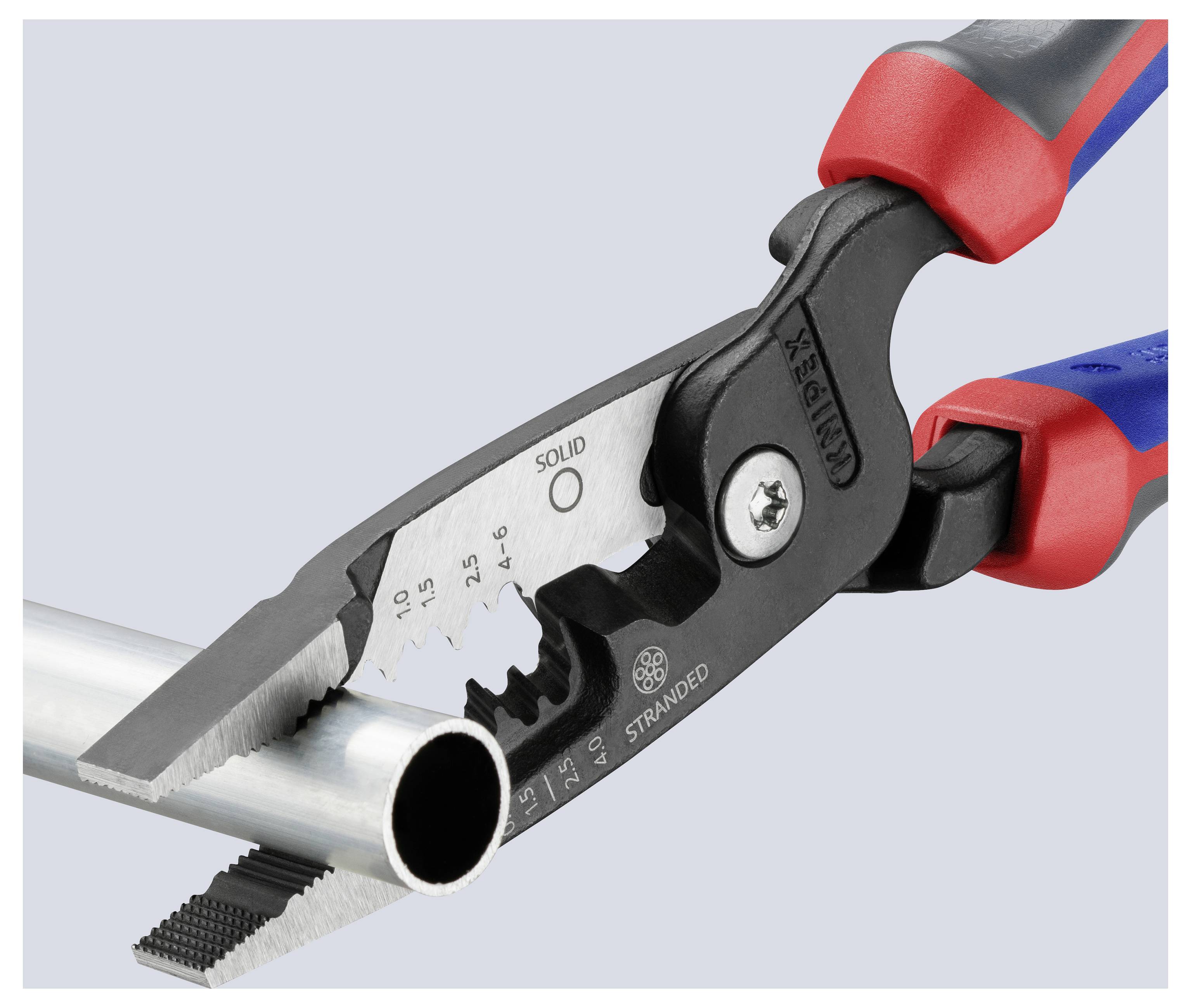 Obcęgi chwytające metalową rurę, prezentujące zdolność narzędzia do cięcia. Obcęgi mają uchwyty w kolorze czerwonym i niebieskim z oznaczeniami pomiarowymi.