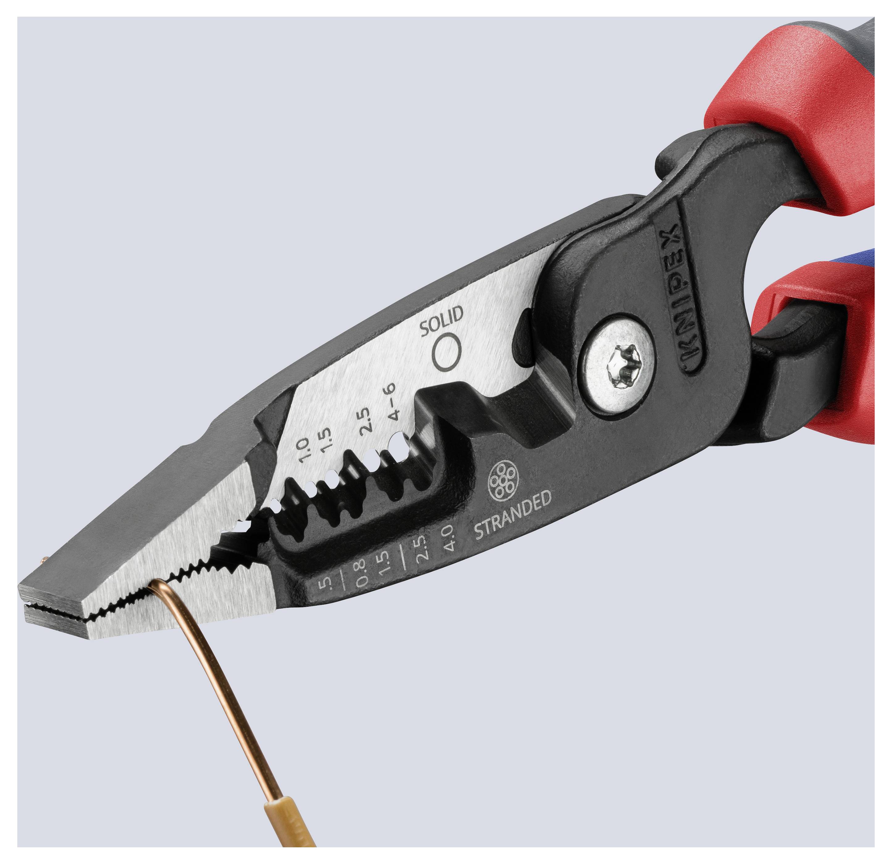 Zbliżenie szczypiec zdejmujących izolację z drutu miedzianego, pokazujące niezawarte szczęki i oznaczone karby do różnych rozmiarów przewodów.