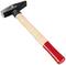 Młotek z drewnianą rączką i czerwonym zakończeniem, odpowiedni do prac rzemieślniczych. Na czarnej główce widoczna jest marka 'Toolcraft'.