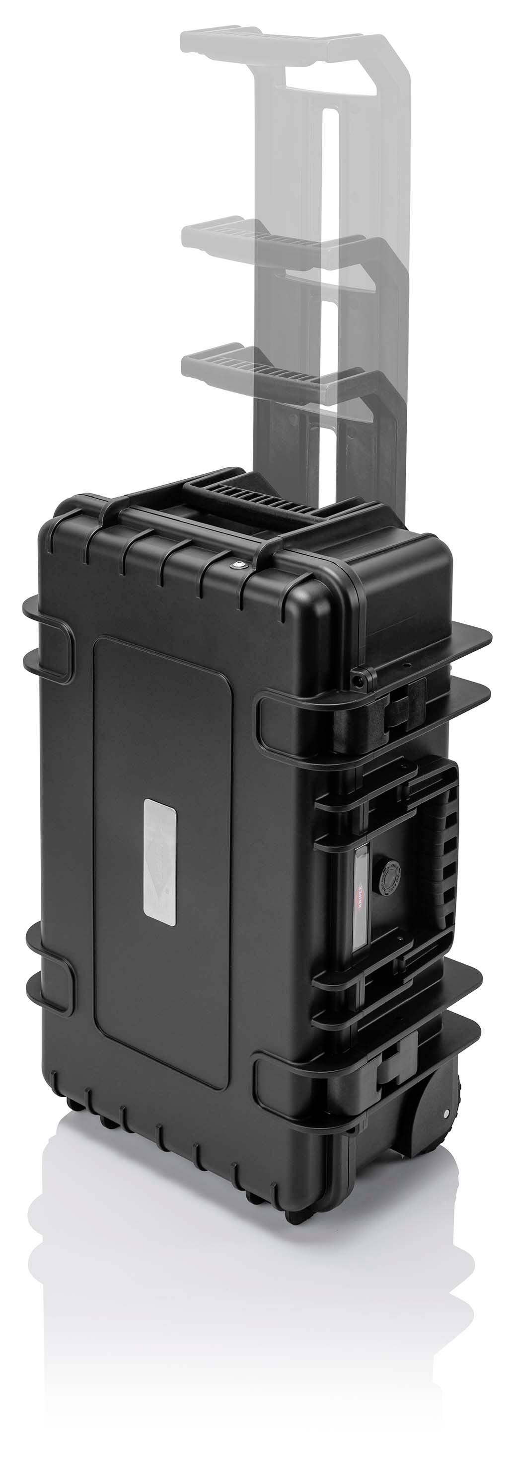 Czarny, wytrzymały kufer z uchwytem i kółkami, stojący pionowo. Uchwyt może być wysuwany teleskopowo, widoczny dzięki przezroczystemu przedstawieniu.