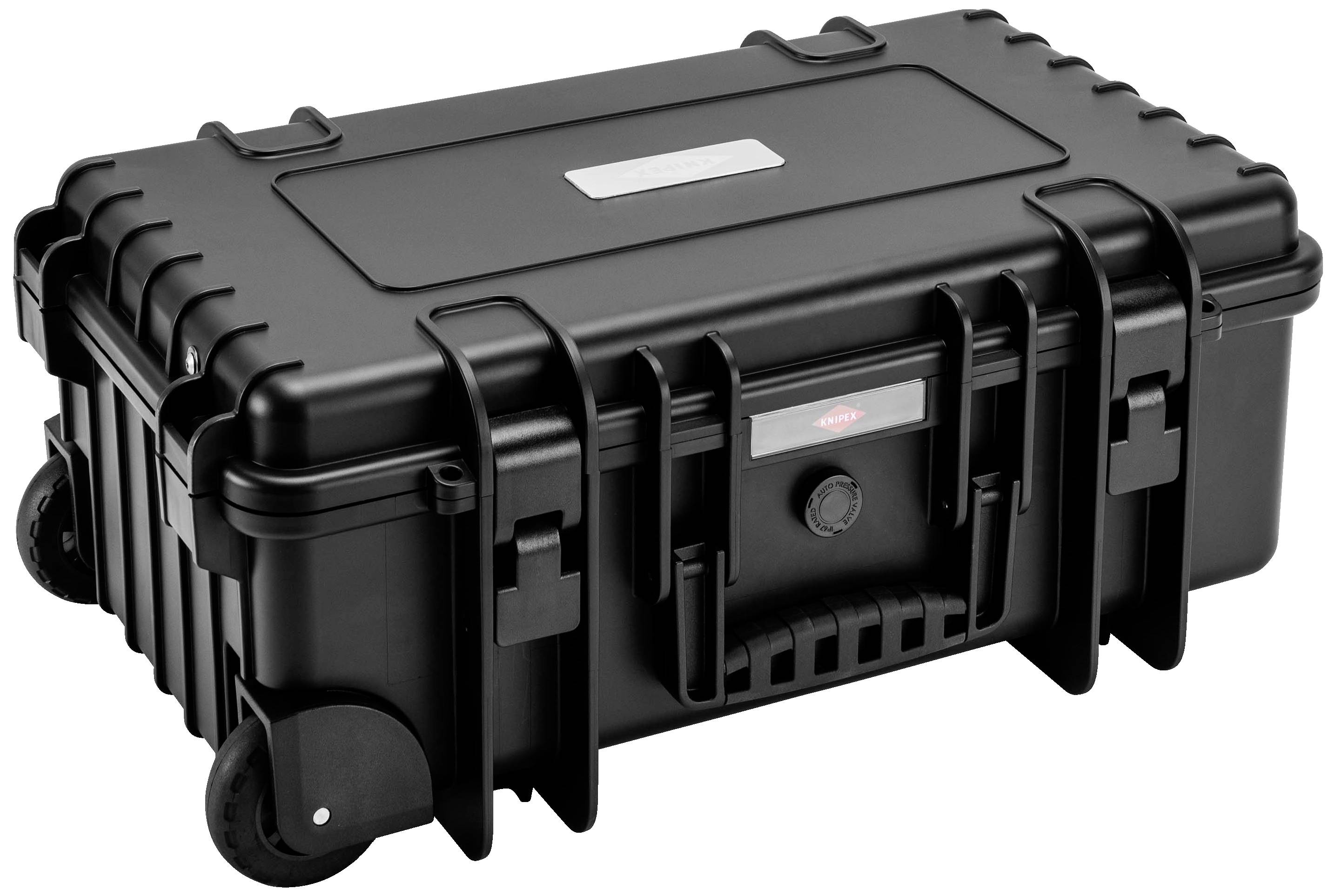 Solidny, czarny kufer transportowy z wytrzymałymi uchwytami, zamkami i kółkami, idealny do ochrony delikatnego sprzętu.