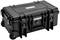 Solidny, czarny kufer transportowy z wytrzymałymi uchwytami, zamkami i kółkami, idealny do ochrony delikatnego sprzętu.