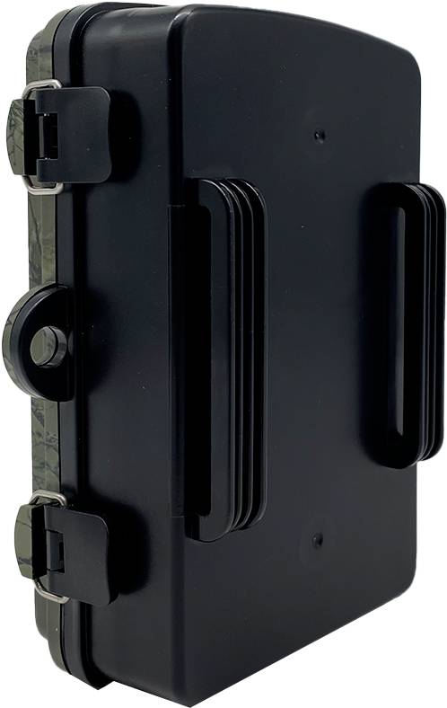 Czarna, prostokątna skrzynka z dwoma uchwytami i zamknięciami bocznymi, widziana w pozycji pionowej.