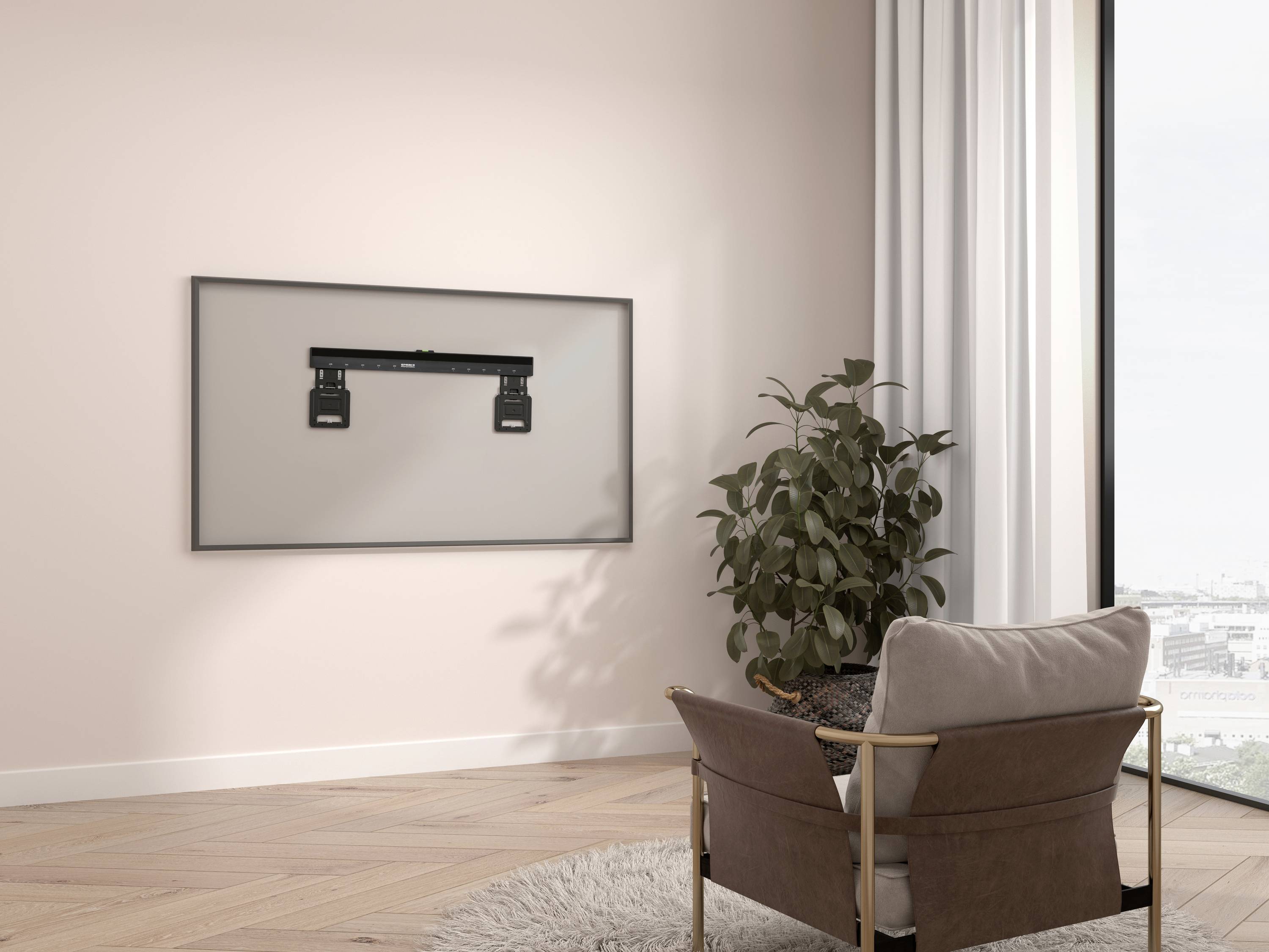 Minimalistycznie urządzony salon z zawieszonym, płaskim telewizorem na różowej ścianie, fotelem i stojącą obok niego rośliną doniczkową.